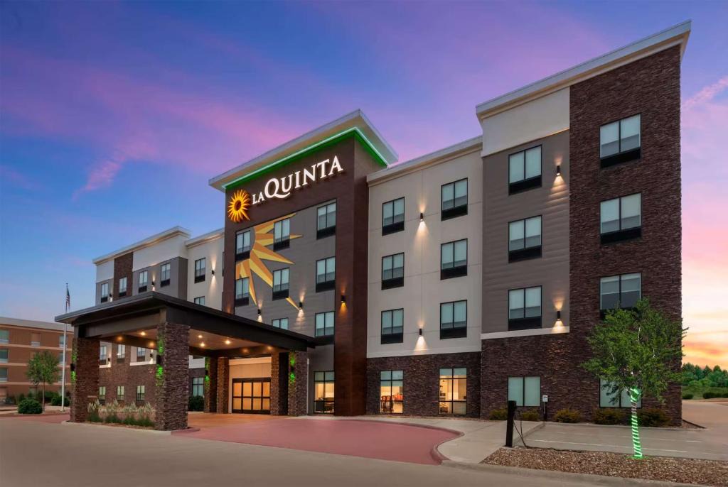 Coralville Hotel | La Quinta Inn & Suites by Wyndham Coralville Iowa City