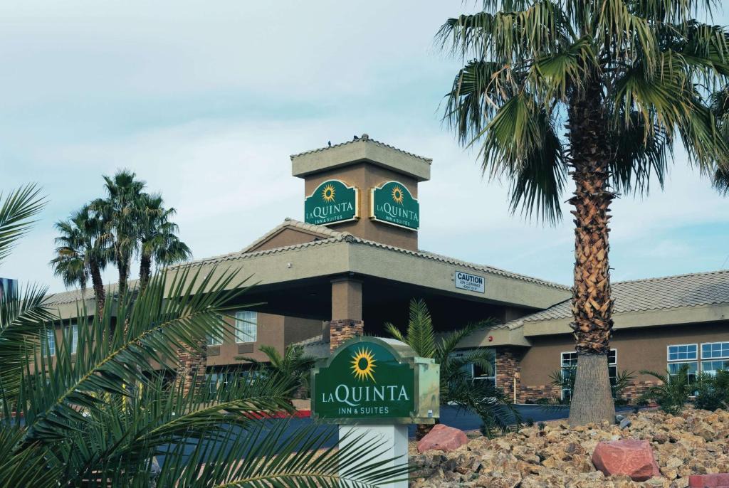 Las Vegas Hotel | La Quinta Inn & Suites by Wyndham LV Tropicana Stadium