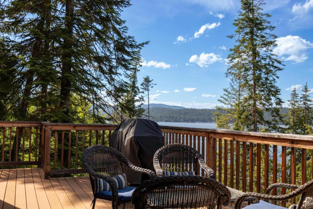 Coeur d'Alene House | Lake CDA View 4BR Sleeps 12 Dog-Friendly