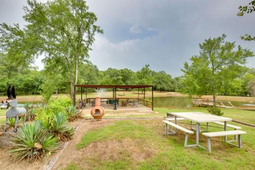Emory Apartment | Lake Fork Studio Cabin w/Dock + Boat Ramp!
