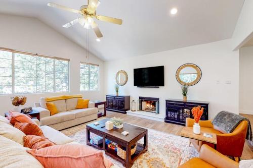 Crestline House | Lake Gregory Escape