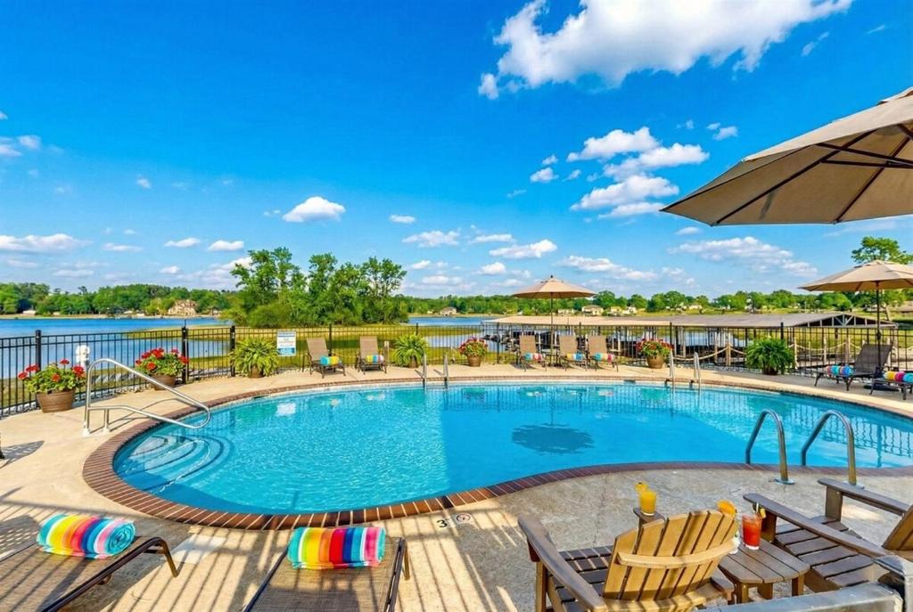 Hot Springs Apartment | Lake Hamilton Waterfront Condo with Pool & Tennis