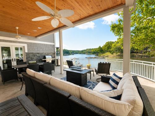 Osage Beach House | Lake Paradise Lakefront Stay