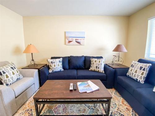 Harbor Village House | Lake View Condo 890 2