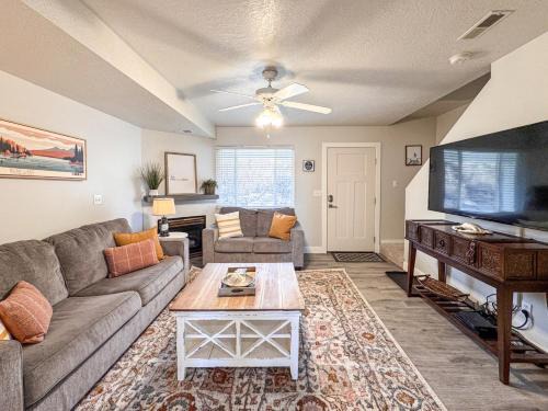Harbor Village House | Lake View Condo 930 4