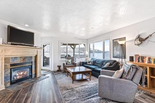 Coeur d'Alene House | Lakefront Condo with Balcony & Mountain Views