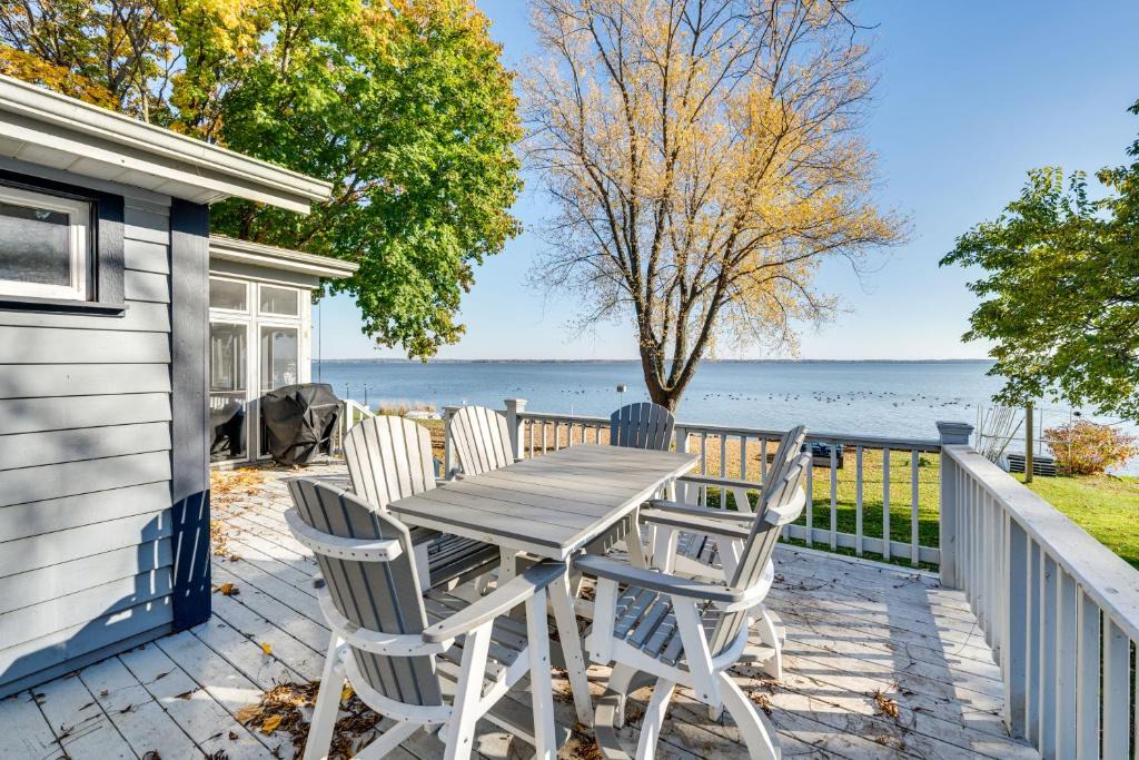 Lake Koshkonong House | Lakefront Edgerton Cottage w/Deck & Grill!