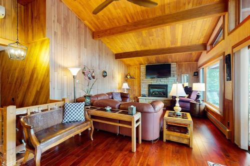 Lake Tomahawk House | Lakefront Haven