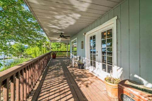 Clearlake Park House | Lakefront Home - Private Boat Ramp, Clear Lake