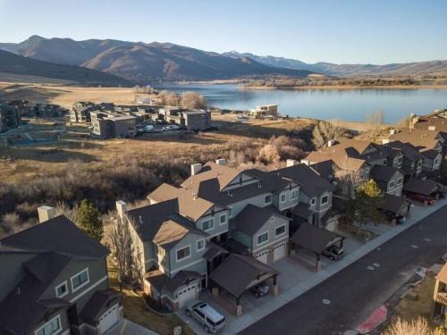 Ogden House | Lakeside Funscape LS33 Ski & Snowboard Hot Tub