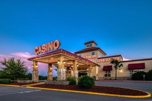Osceola Resort | Lakeside Hotel Casino, a Travelodge by Wyndham