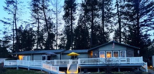 Lakeside House | Lakeview 4BR Huge Deck Dog Friendly ADA