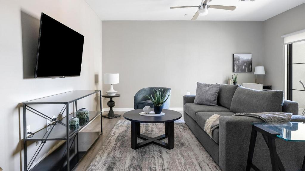 Warehouse District Apartment | Landing Chic 1BD Pool Gym
