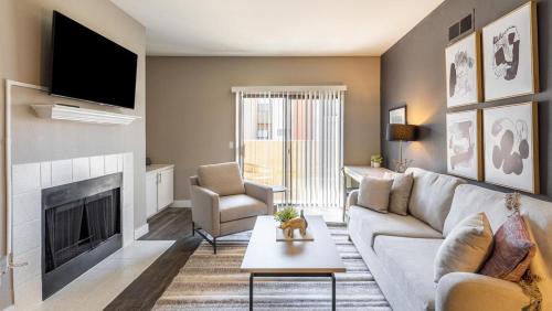 Rancho Oakey Apartment | Landing Modern Apartment with Amazing Amenities (ID9204X65)