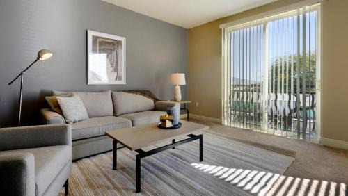 Las Vegas Apartment | Landing - Modern Apartment with Amazing Amenities (ID8572X47)