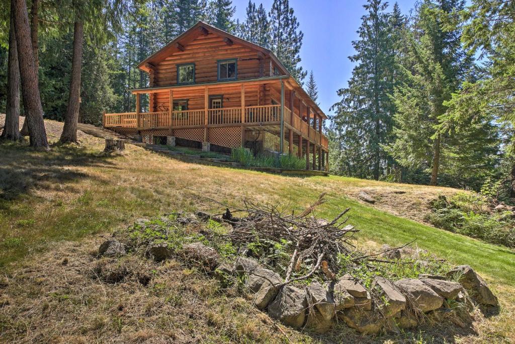 Sagle House | Large Cabin w/Fire Pit + Grill on 34 Acres!