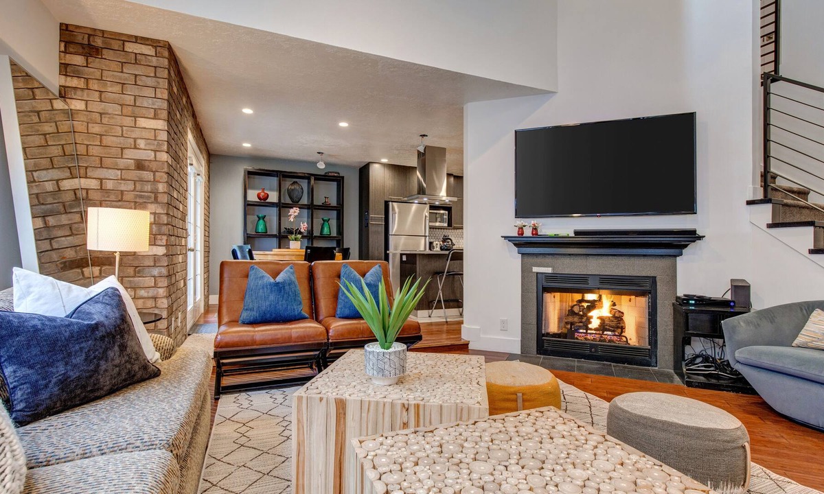 Cottonwood Heights Condo | Large condo w/gas fireplace, private hot tub, gourmet kitchen, foosball