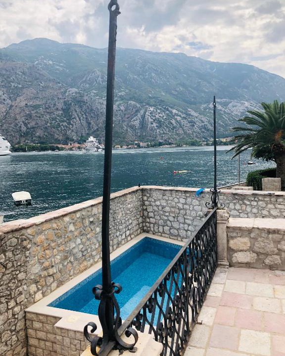 Kotor Villa | Large Luxury Waterfront Villa 500 square meters with Private Pool and Private Beach for 15 People,PS5,Imac 27",WIFI 7