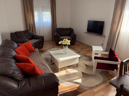 Mahala Apartment | Large Three-Bedroom Apartment 2 Min from Airport
