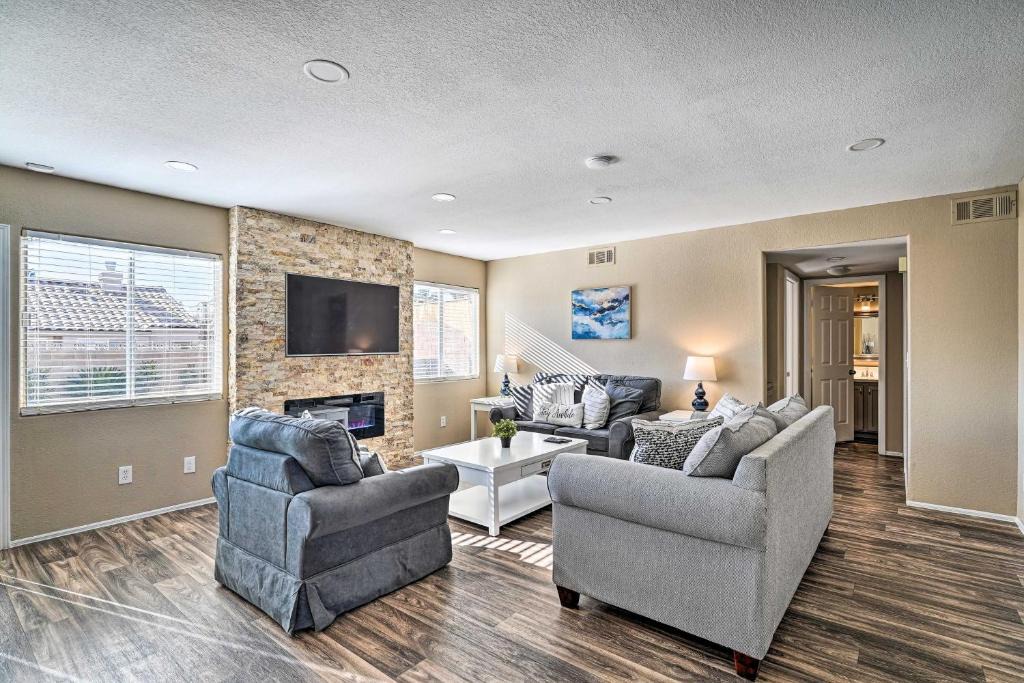 Paradise House | Las Vegas Getaway ~ 8 Mi to Las Vegas Strip!