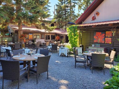 Swan Lake House | Laughing Horse Lodge