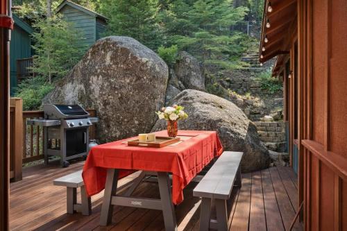 Sugar Pine House | Lewis Creek cabin near Yosemite king beds