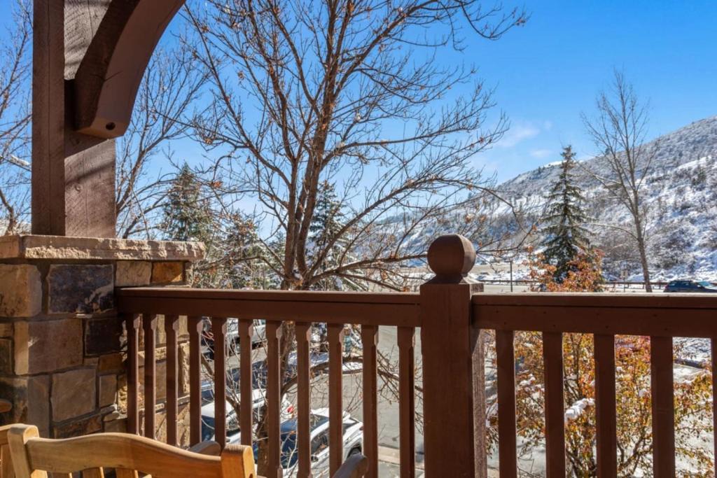 Avon House | Lodge at Brookside 202 2BR Pool Walk to Bus