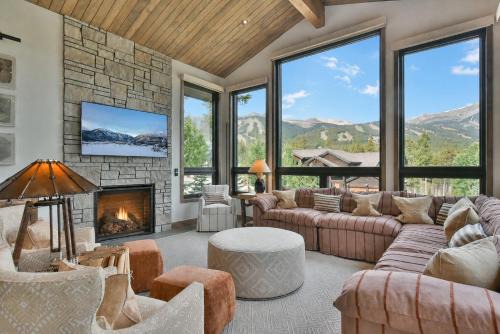 Warrior's Mark West House | Lonestar Lodge: Sweeping Mountain Views, Hot Tub Patio