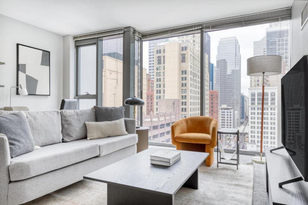 Downtown Chicago Apartment | Loop 1BR w Gym Pool Lounge 1 block from L CHI-599