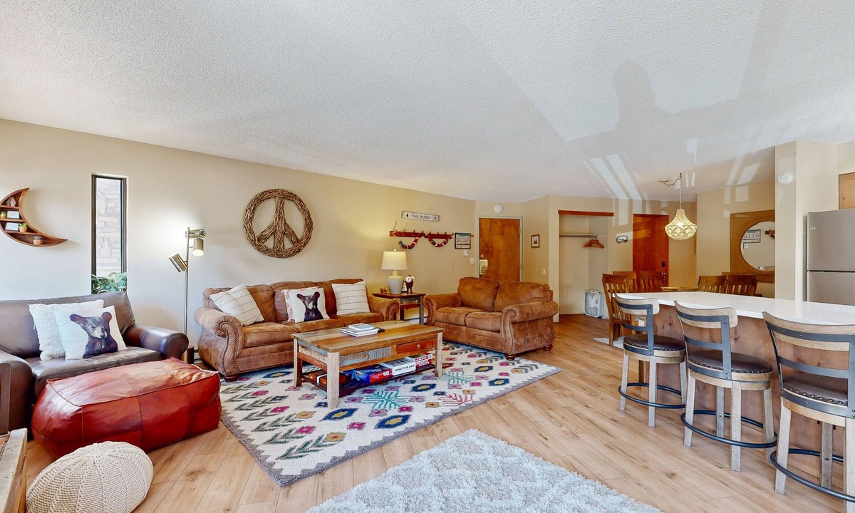 Four O'Clock Condo | Lovely getaway with, hot tubs & gym - close to lifts & activities