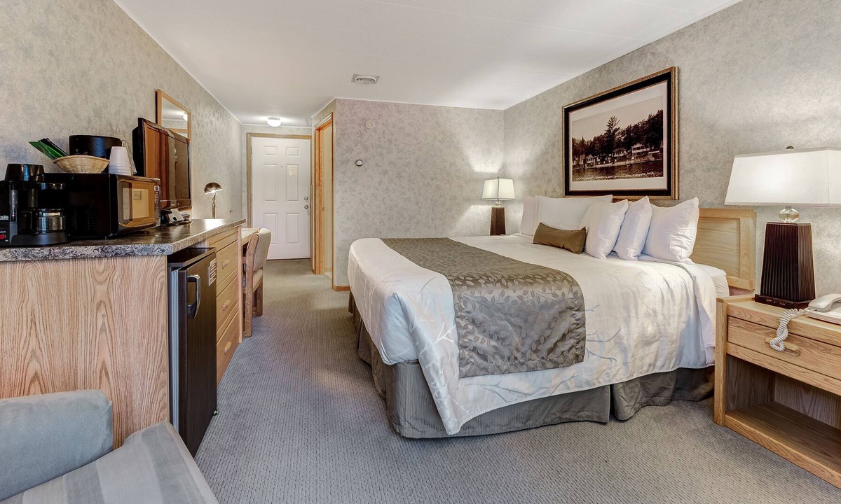 Eagle River Apartment | Lovely lakefront suite with resort amenities & shared dock - dogs OK!