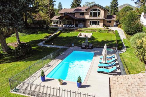 Grants Pass House | Lovely Riverfront Grants Pass Home: Pool & Hot Tub
