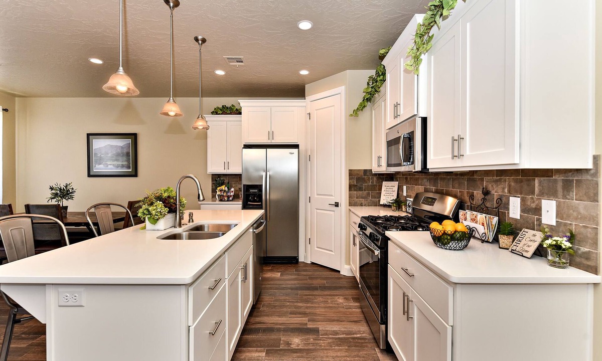 St. George Villa | Luxe 3BR on the 9th Hole - Steps to Pool & Hot Tub
