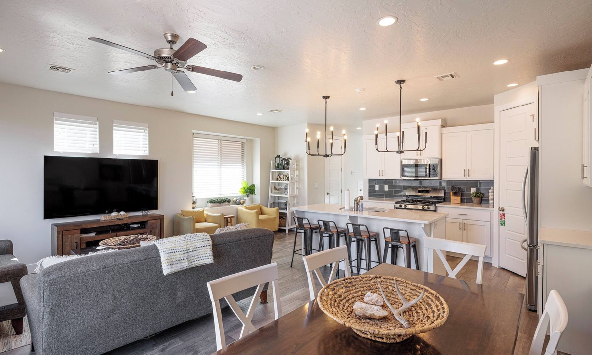 St. George Villa | Luxe 3BR Sleeps 12 - Overlooks Pool, On 18th Hole