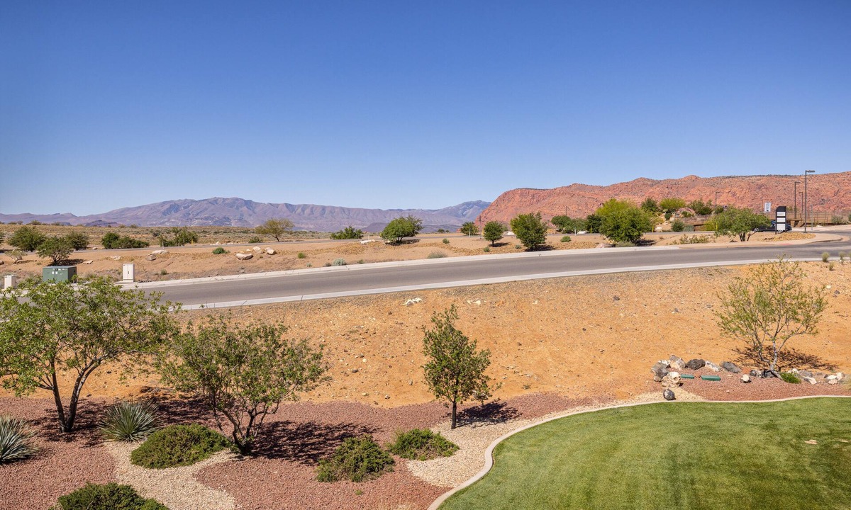 St. George Villa | Luxe 5BR Sleeps 18 w/4 King Beds - Walk to Pool