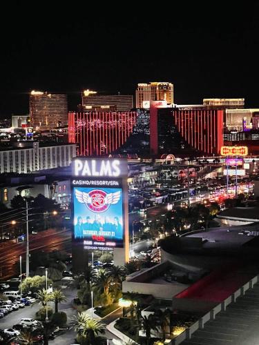 Las Vegas Apartment | Luxe Condo Balcony Strip View No Resort Fee