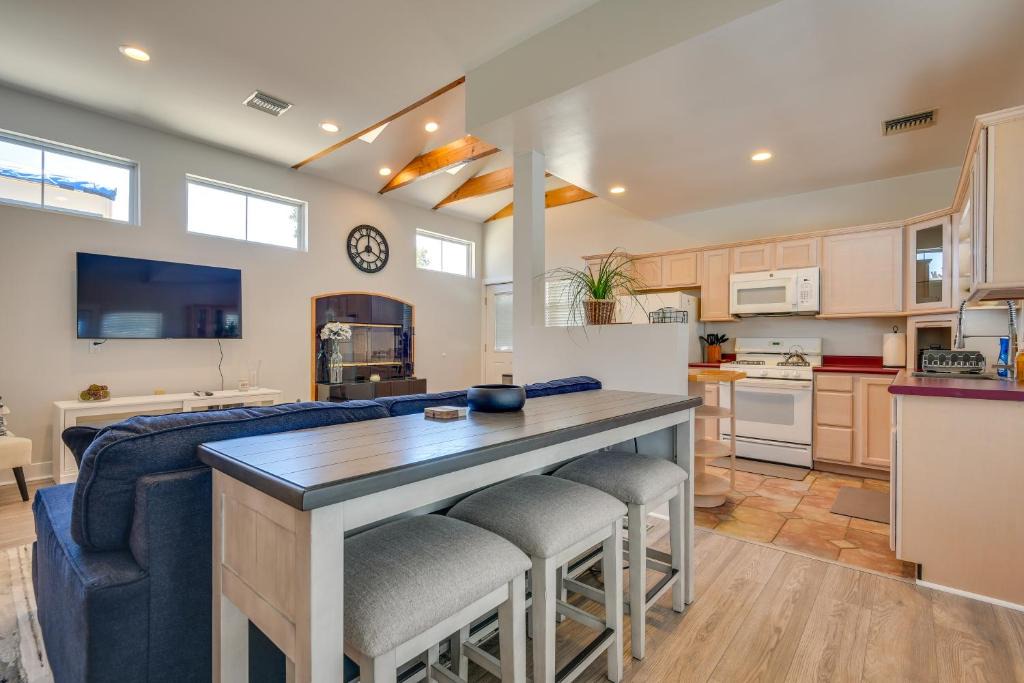 North Arroyo House | Luxe Pasadena Casita w/Fireplace & Grill