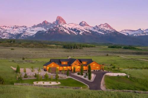 Tetonia House | Luxe Teton View Log Cabin Hot Tub Large Groups