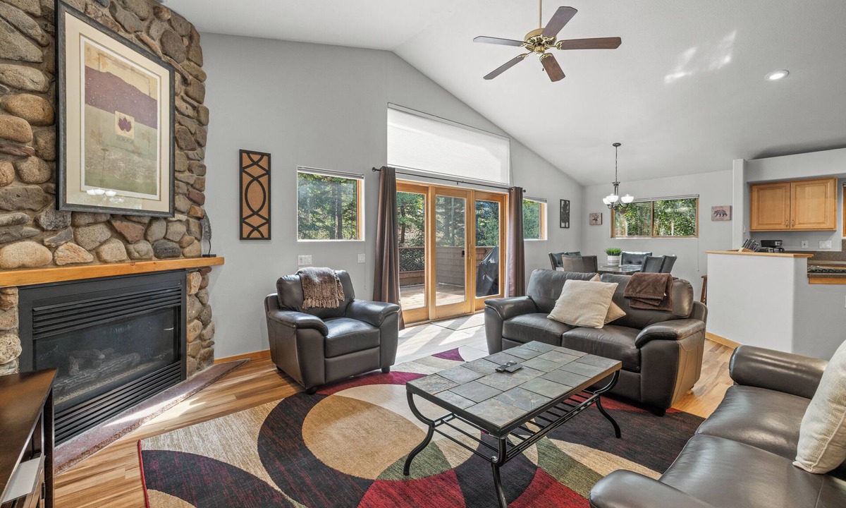 Wildernest House | Luxurious Townhome Nestled in the Woods w/Large Deck
