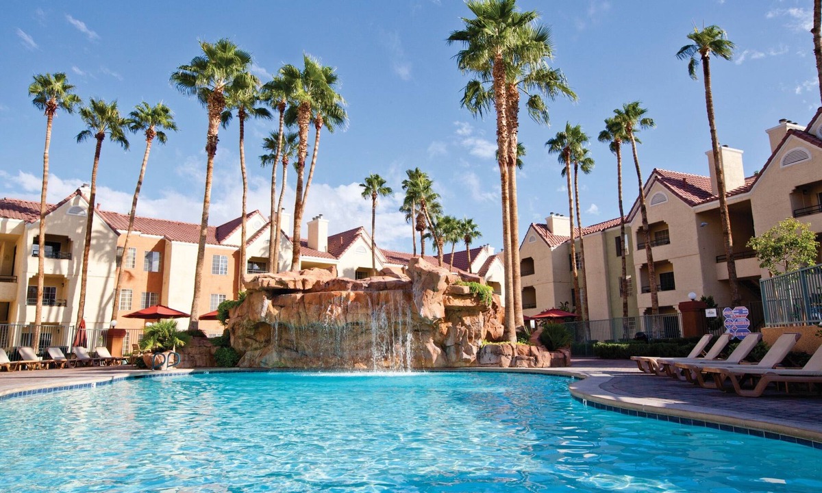 Las Vegas Villa | Luxurious Villa with Home Theater and Gaming System | Close to the Strip + Amazing Amenities