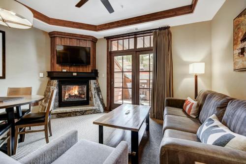 Peak 8 Apartment | Luxury 1 Bedroom Condo with Slopeside View condo