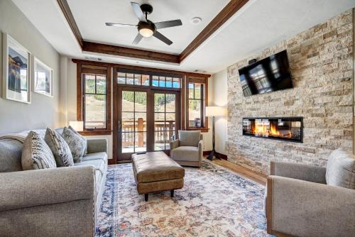Peak 8 Apartment | Luxury 2 Bedroom Condo with Mountain View condo