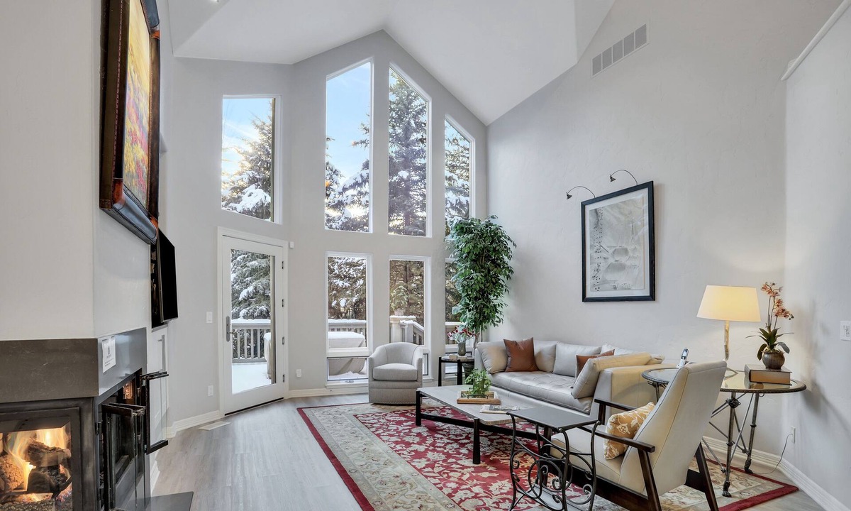 Edwards House | Luxury 4-Bedroom Home Close to Slopes with On-site Hot Tub by RedAwning