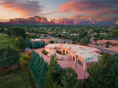 Oak Creek House | Luxury 4BR Estate for 10, Red Rock & Golf Views, Sauna, GeoDome, Massage, Yoga