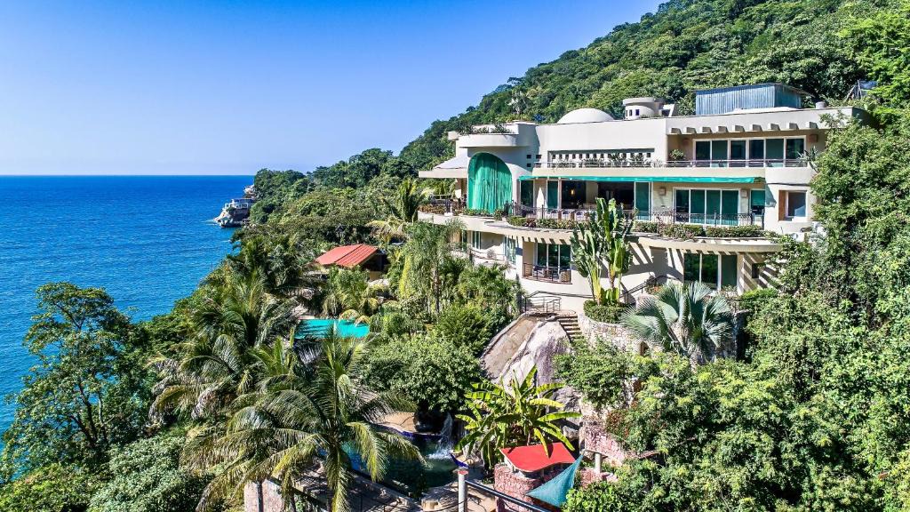 Boca de Tomatlan Villa | Luxury Beach Frontage Villa For Rent