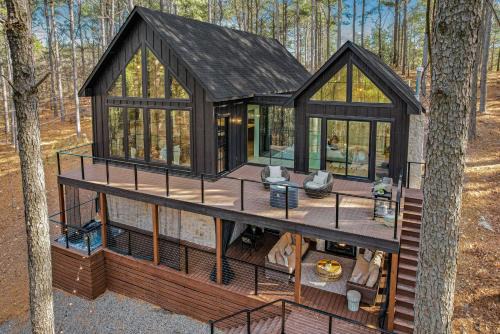 Broken Bow House | Luxury Broken Bow Cabin w/Hot Tub on 3 Acres!