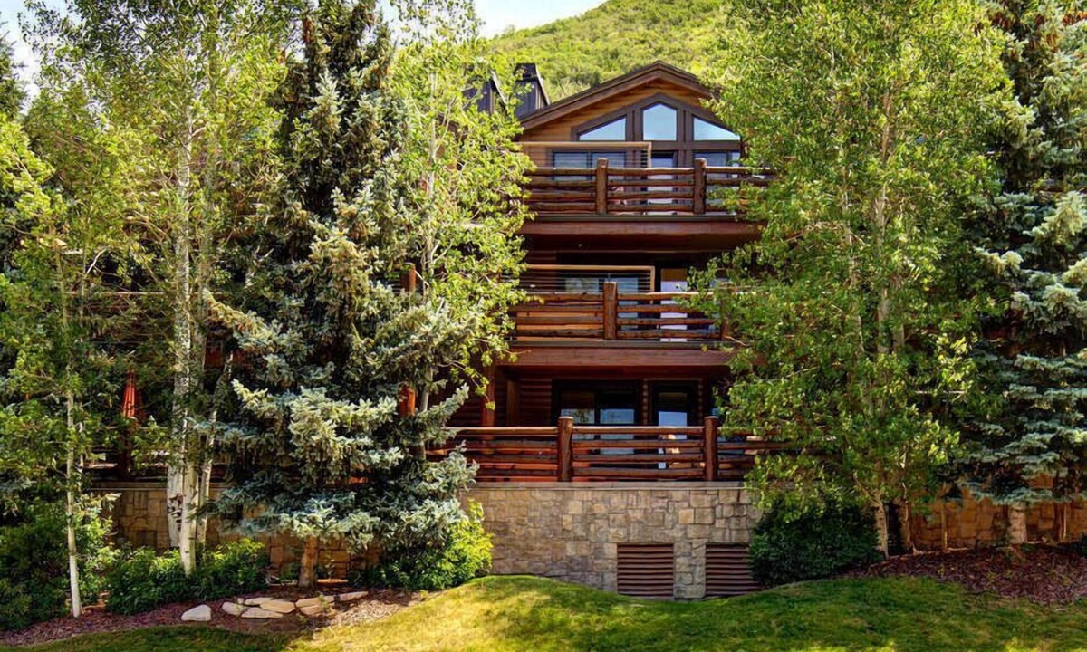 Deer Valley Condo | Luxury Condo & Professional Design, Free Shuttle & Hot Tub + Walk to Ski Lift!