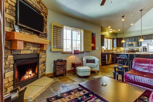 Bear Hollow Village House | Luxury Condo with Private Balcony Seasonal Pool Hot Tubs - Close to Skiing