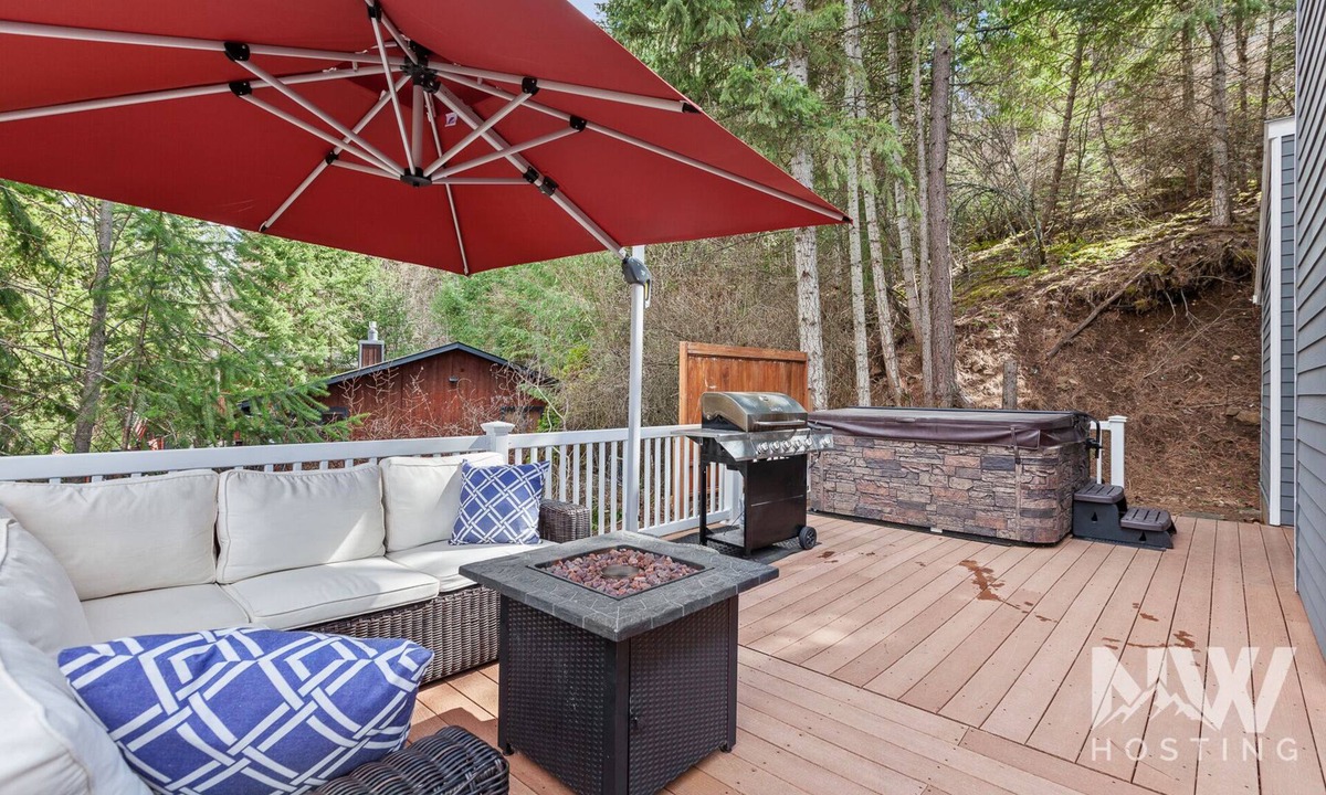 Hayden View Estates House | Luxury Home—Hot Tub, Fire Table, Office, Stunning Lake Views, 15 Miles to Silverwood, 2 to Beach!