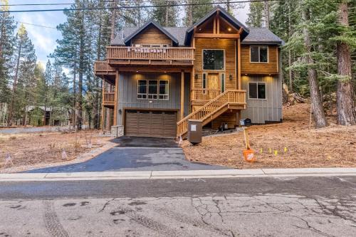 Pioneer Trail House | Luxury Home - Pool Table Jetted Tub Fireplaces Free WiFi washer&dryer